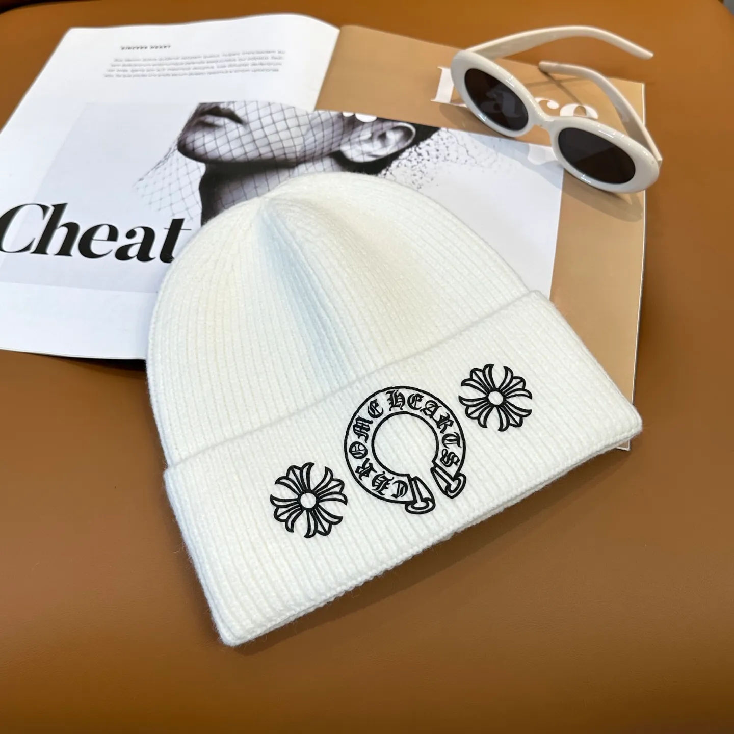 P60 🤍Chrome hearts new autumn and winter cross knitted hat🧶 One of the must-have hats in autumn and winter~ It really looks good on whoever wears it~, it is also a perfect match in black and white and gray in autumn~